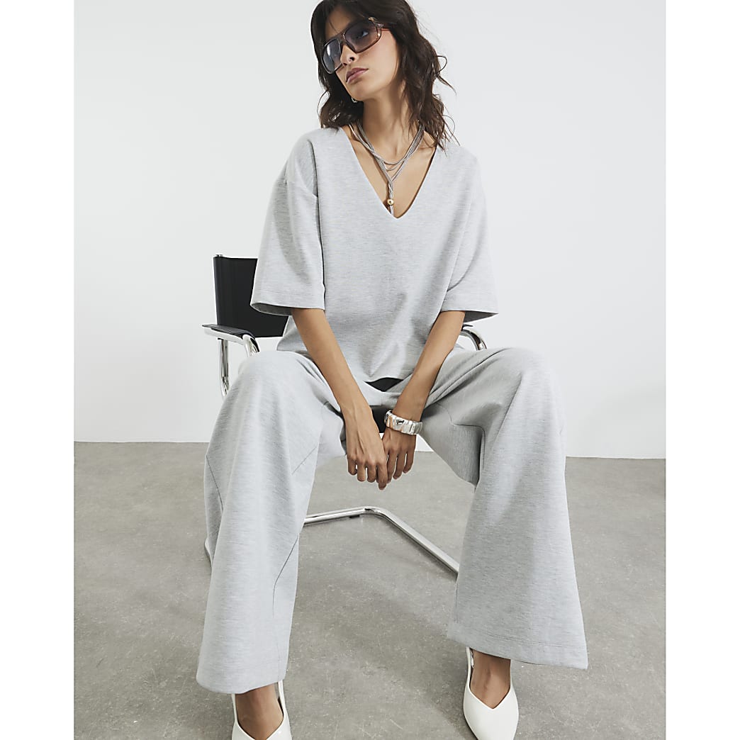 Effortless Grey V-Neck Short Sleeve Tee - Relaxed Fit, Soft Blend for Women